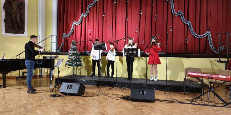 Producția de sfârșit de an la Școala Populară de Arte și Meserii