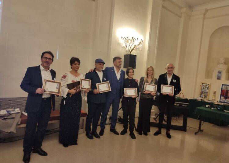 Premiu în Franța pentru artistul Flavius Lucăcel