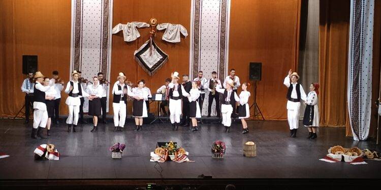 Producția de sfârșit de an scolar al claselor de folclor de la Școala Populară de Arte și Meserii CCAJS