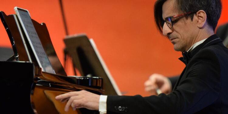 ANALIA SELIS AJUNGE LA ZALĂU CU TURNEUL NAȚIONAL „VOLVER” – UN PROIECT MUZICAL ȘI SOCIAL DESPRE ÎNTOARCERE, ECHILIBRU ȘI SOLIDARITATE